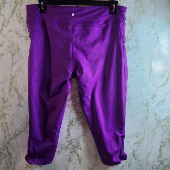 XERSION Fitted Capri Leggings - Picture 9 of 13